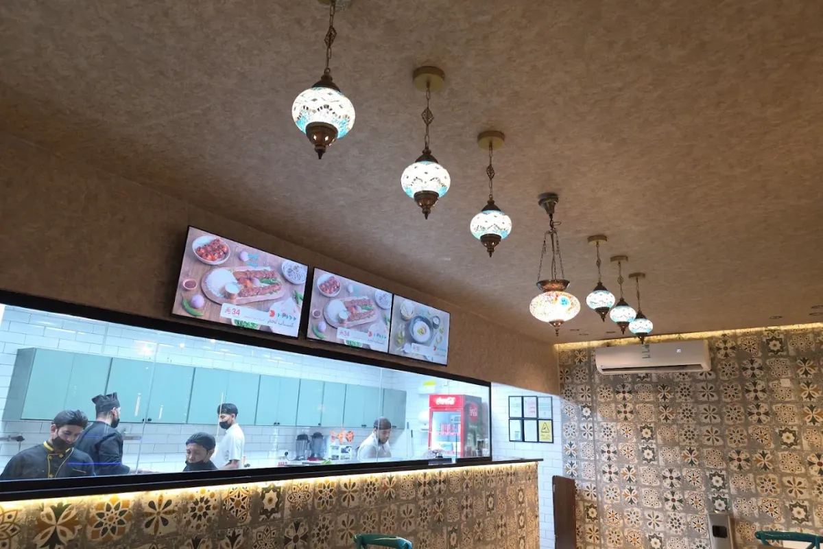 المطبخ المفتوح في كباب فيروز