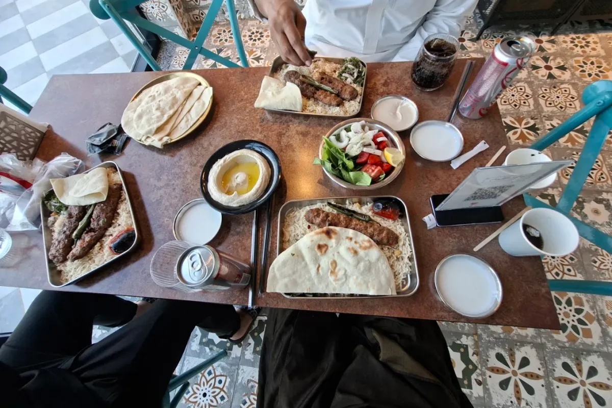 وجبة كباب وحمص وسلطة في كباب فيروز